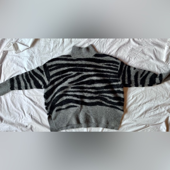 Zebra print knitted sweater size medium - Picture 2 of 6